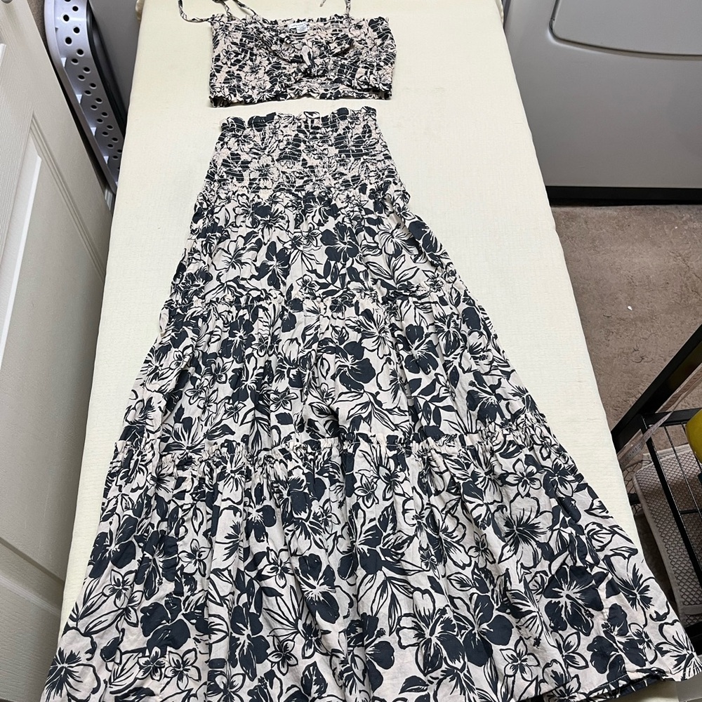 American Eagle black/white floral smocked crop top & skirt set - Picture 3 of 14